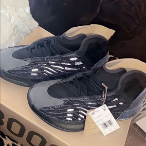YEEZY QUANTUM. Reflective. Comes W| Box. Sz. 6.5.